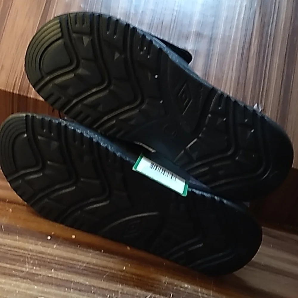 Umbro boys large slides shoes nwt